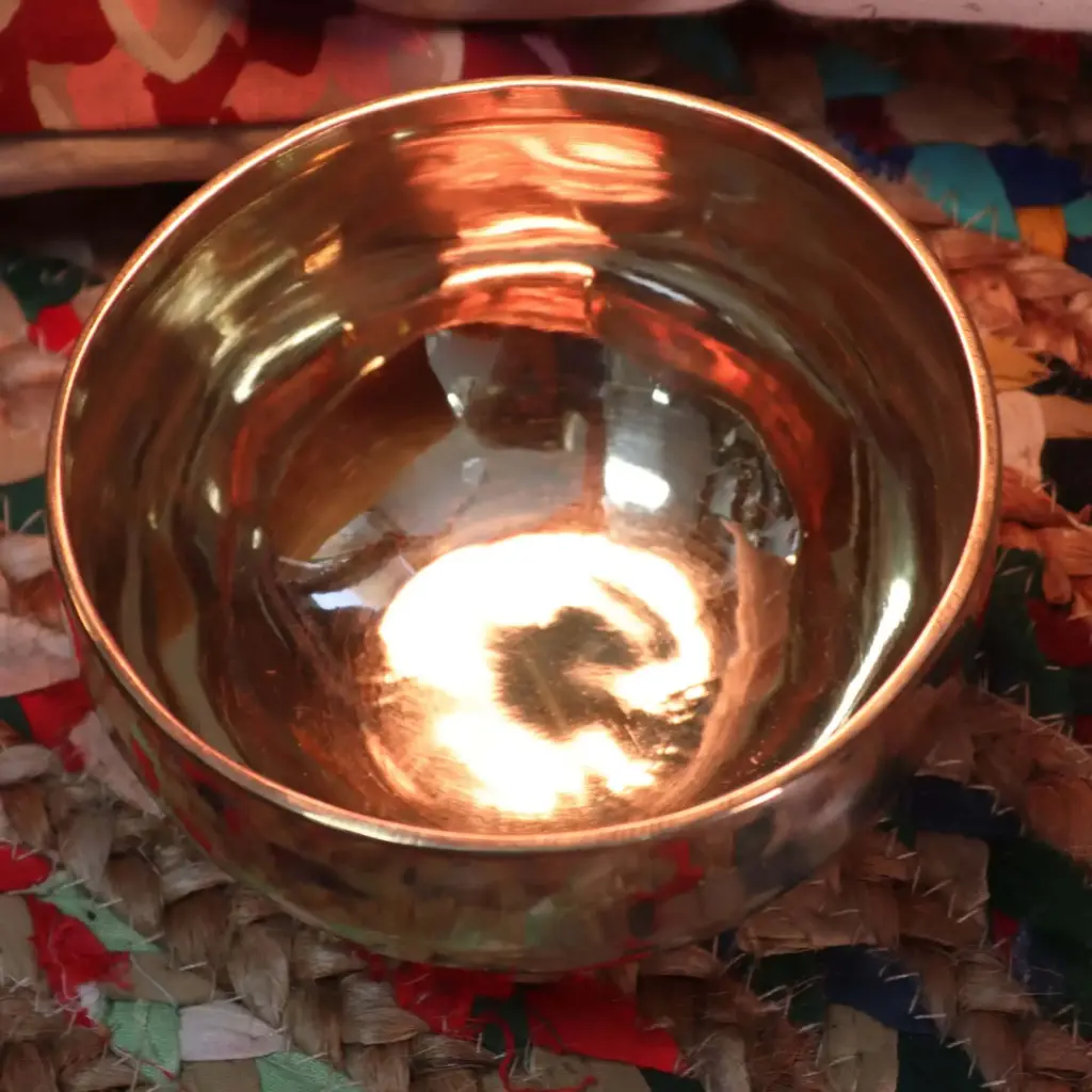 Extra Large Shining Bell-Metal Handmade Singing Bowl (approx 1500g) – 21cm | www.artisangoods.co.uk 2
