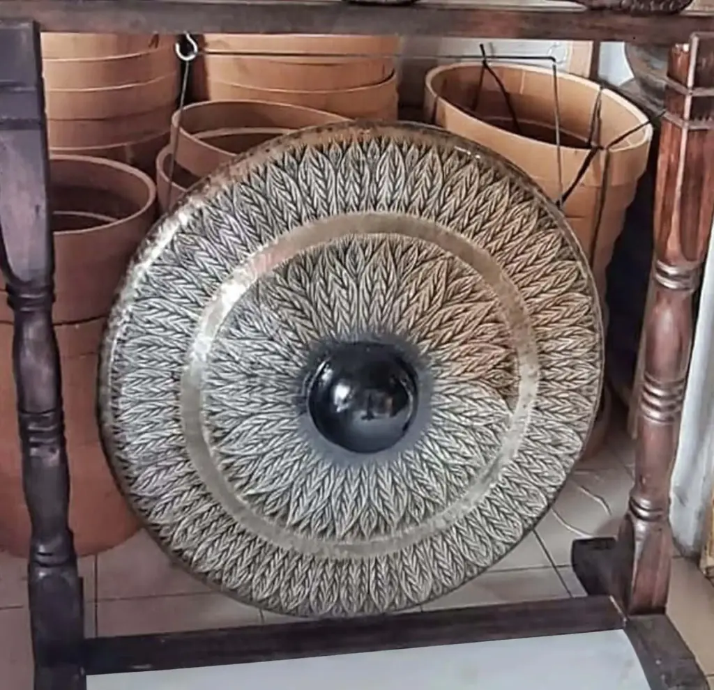 Large Gong in Brown Antique Stand – 80cm – Black – pattern | www.artisangoods.co.uk 4