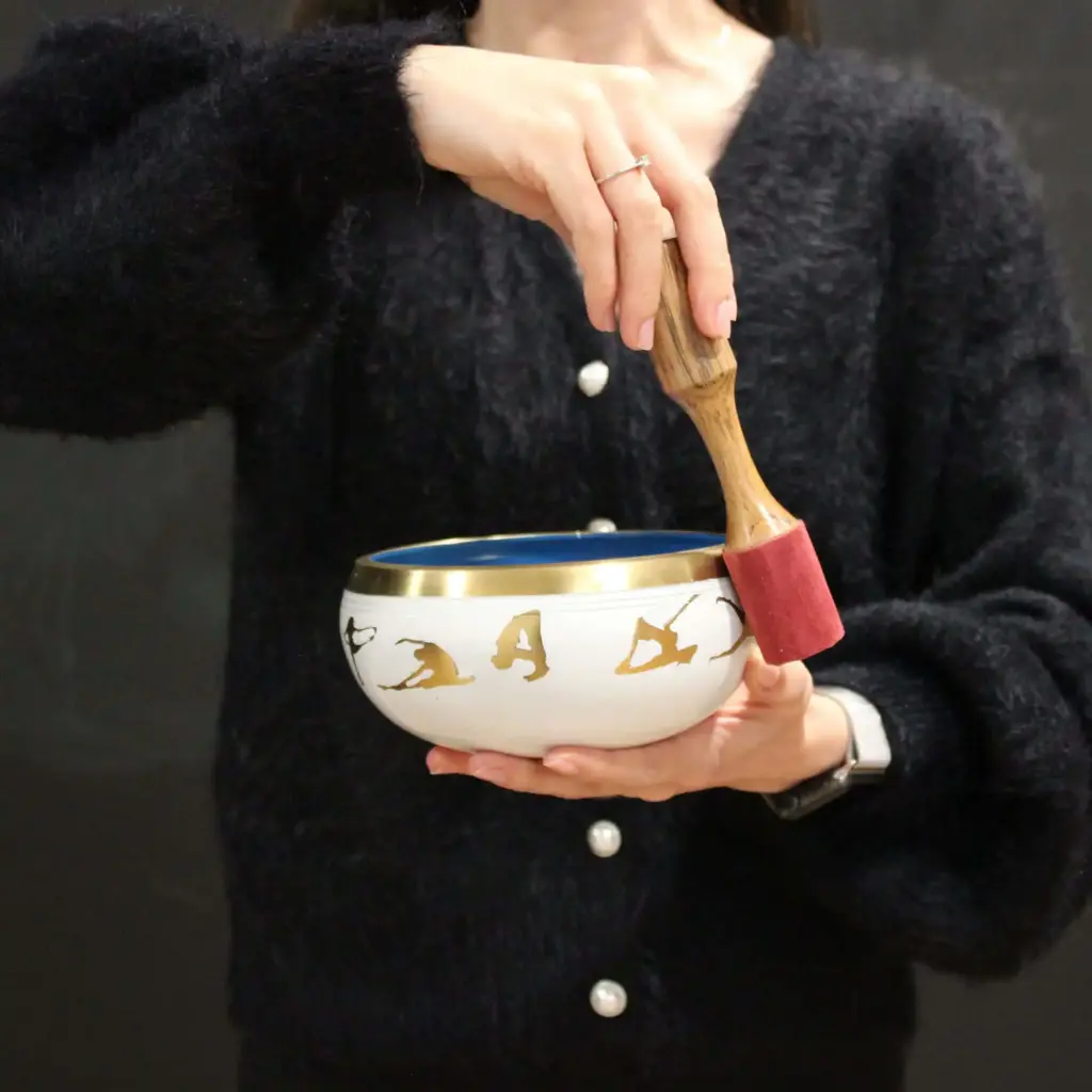 Lrg Moon Phase Singing Bowl Set- Black 14cm | www.artisangoods.co.uk 6