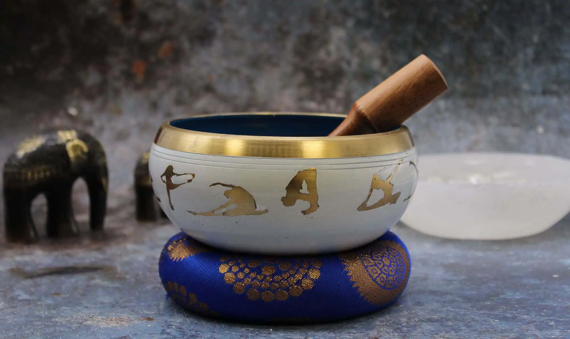 Lrg Yoga Moves Singing Bowl Set- White/Blue 14cm | www.artisangoods.co.uk 7 Lrg Yoga Moves Singing Bowl Set- White/Blue 14cm | www.artisangoods.co.uk 6