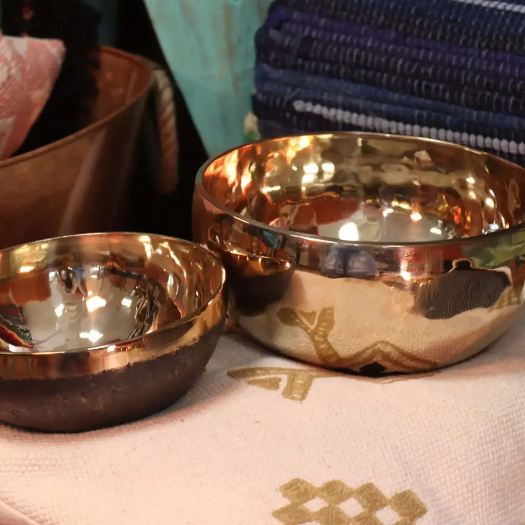 Medium Shining Bell-Metal Handmade Singing Bowl (approx 750g) – 15cm | www.artisangoods.co.uk 3