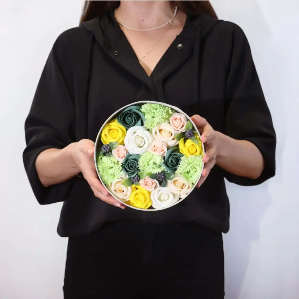 Round Box – Spring Celibrations – Yellow & Greens | www.artisangoods.co.uk 5