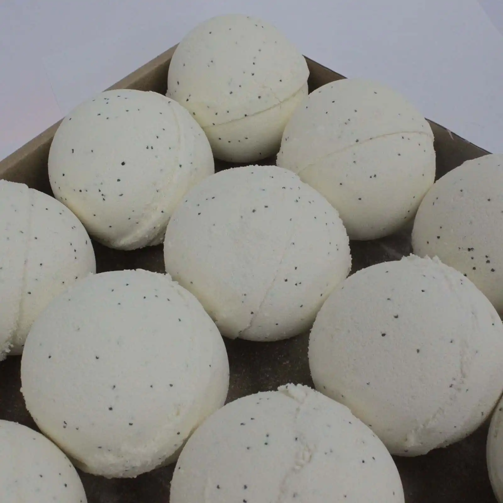 Simply Vanilla Bath Bomb | www.artisangoods.co.uk 4 Simply Vanilla Bath Bomb | www.artisangoods.co.uk 3
