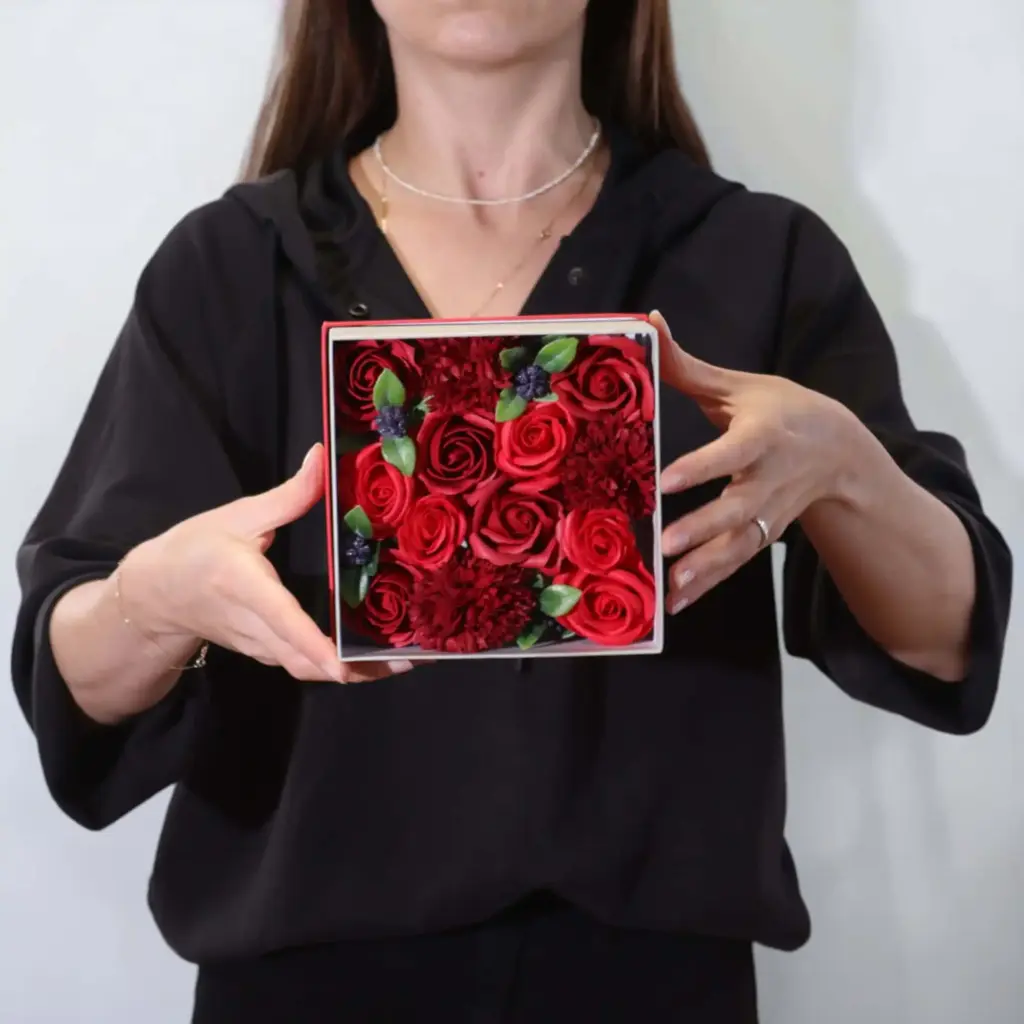 Square Box – Classic Red Roses | www.artisangoods.co.uk 5 Square Box – Classic Red Roses | www.artisangoods.co.uk 5